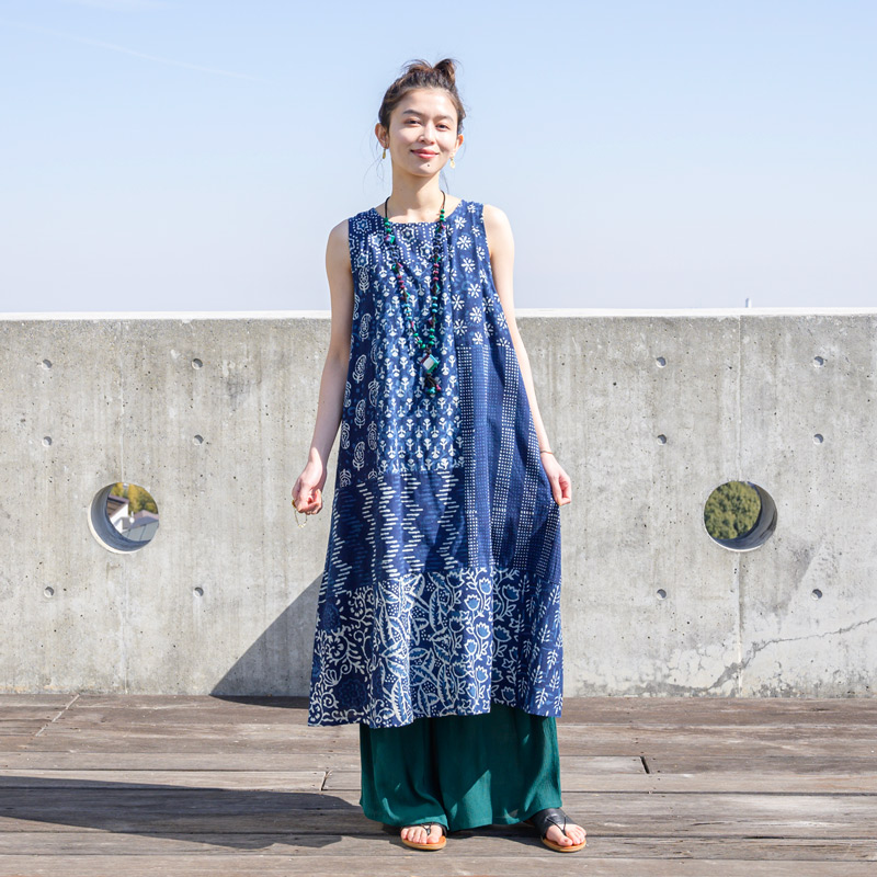 Re stock ダブプリントの藍色ワンピース