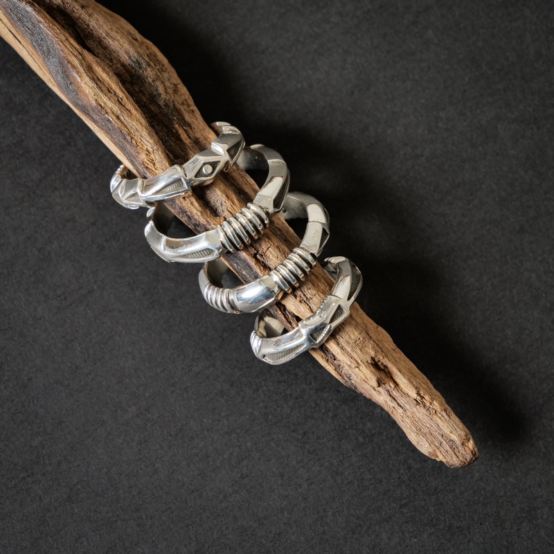 9号 ジェニファーカーティス ハーフラウンド リング｜マライカ公式通販