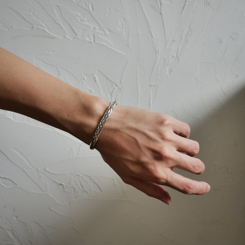 140mm ダレルキャドマン ハーフラウンド バングル｜マライカ公式通販