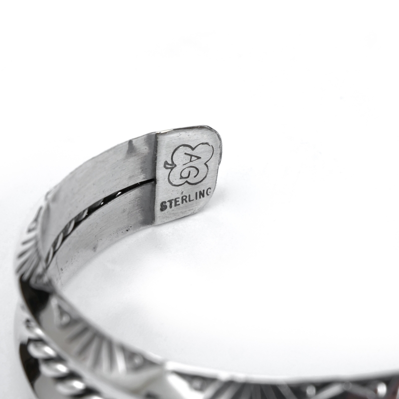 ホワイトバッファロー　バングル INDIAN JEWELRY NAVAJO ナバホ族 ホワイトバッファロー バングル