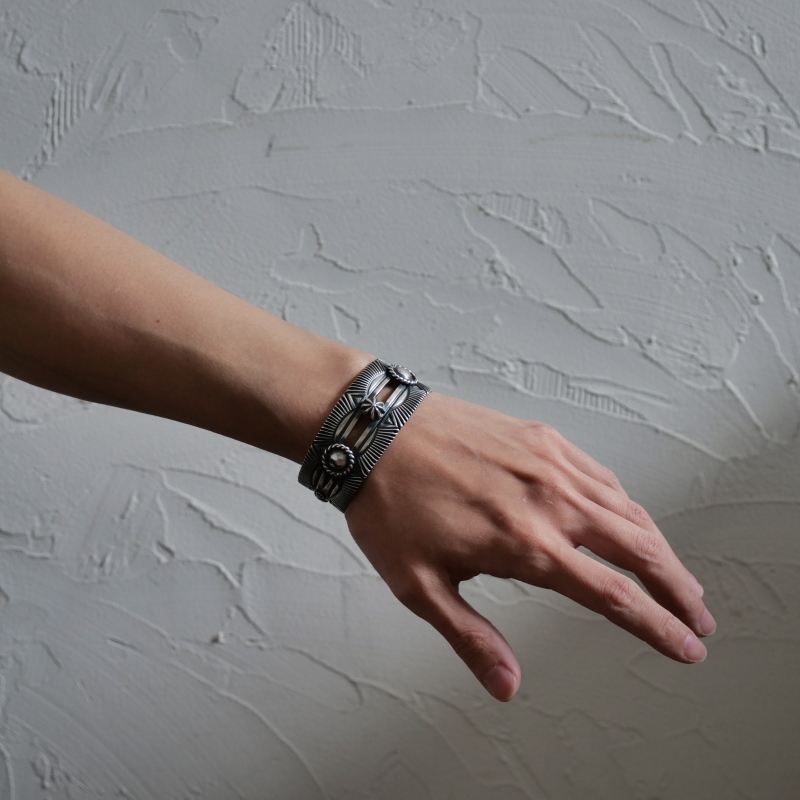 148mm デルバートゴードン サンバースト×コンチョ バングル｜マライカ