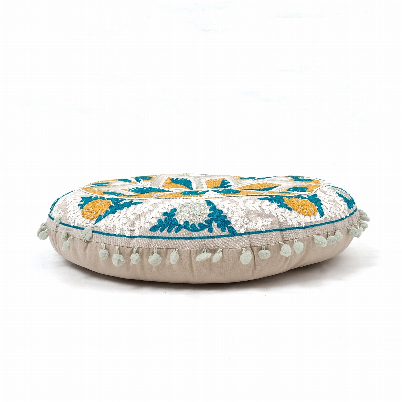 ポンポン付き アリ刺繍ラウンドクッション｜マライカ公式通販