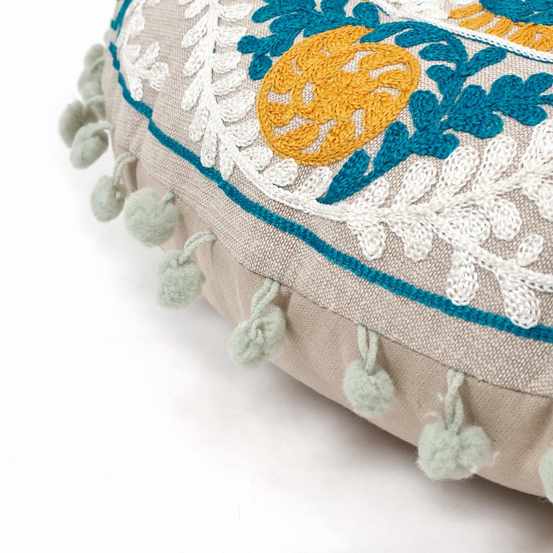 ポンポン付き アリ刺繍ラウンドクッション｜マライカ公式通販