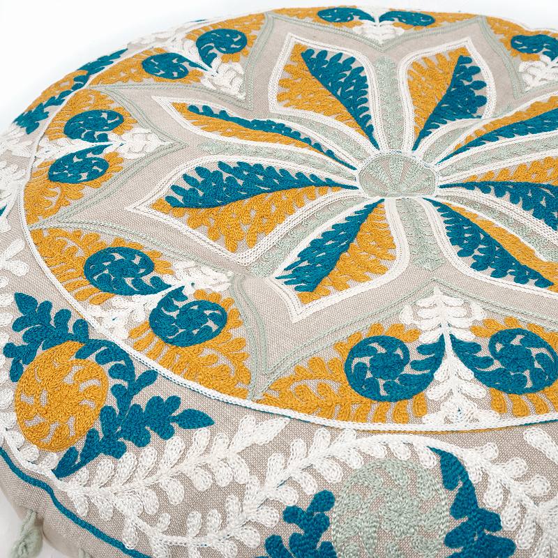 ポンポン付き アリ刺繍ラウンドクッション｜マライカ公式通販