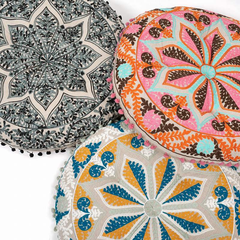ポンポン付き アリ刺繍ラウンドクッション｜マライカ公式通販