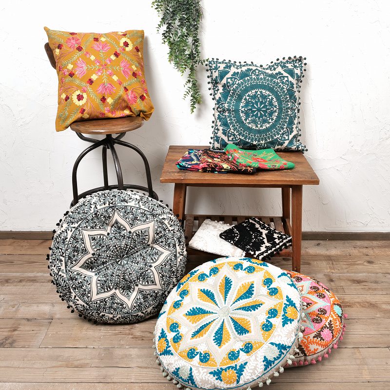 ポンポン付き アリ刺繍ラウンドクッション｜マライカ公式通販