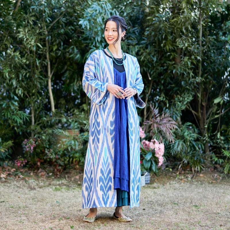 ウズベキスタン　民族衣装　ガウン　アトラスHAMIDA INOYATOVA 青と白の模様の民族衣装風ガウン ウズベキスタン アトラス