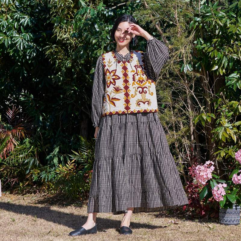 エスニック　ベスト　アカ族手織りコットン　リメイク　アカ族手刺繍　リメイク衣類 タイ・ラオス・ミャンマー】アカ族の刺繍 | MIGRATEUR/ミグラテール