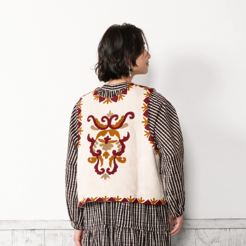アリ刺繍ベスト｜マライカ公式通販