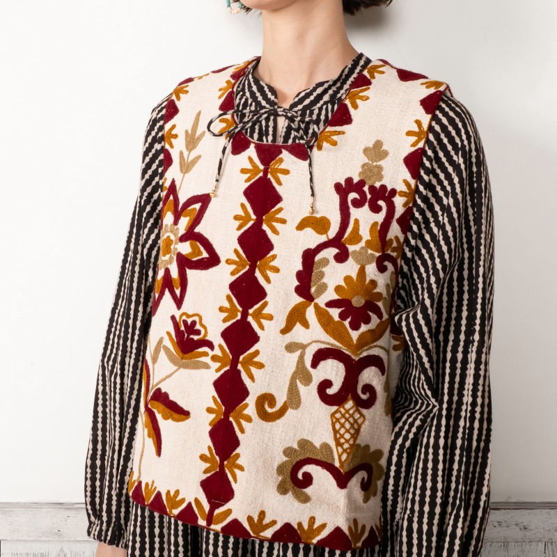 アリ刺繍ベスト｜マライカ公式通販