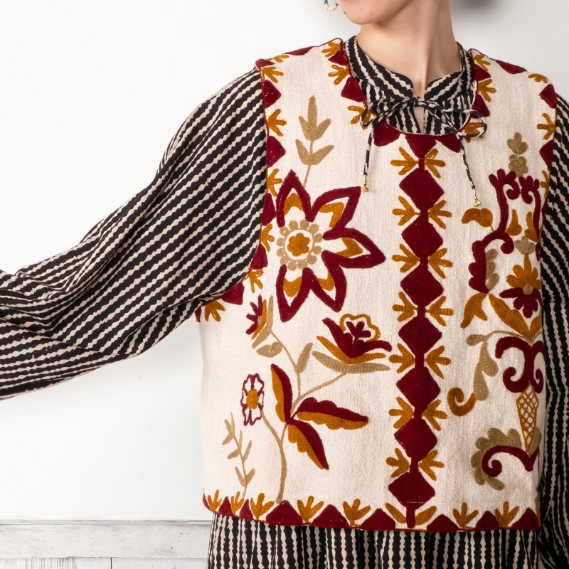 アリ刺繍ベスト｜マライカ公式通販