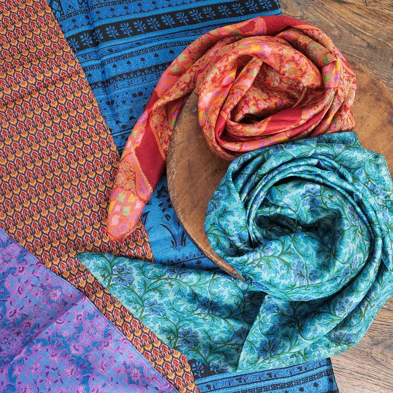 【極美品】DIOR 大判 スカーフ ライオン柄 アマゾン ジャングル 極美品】DIOR 大判 スカーフ ライオン柄 アマゾン ジャングル