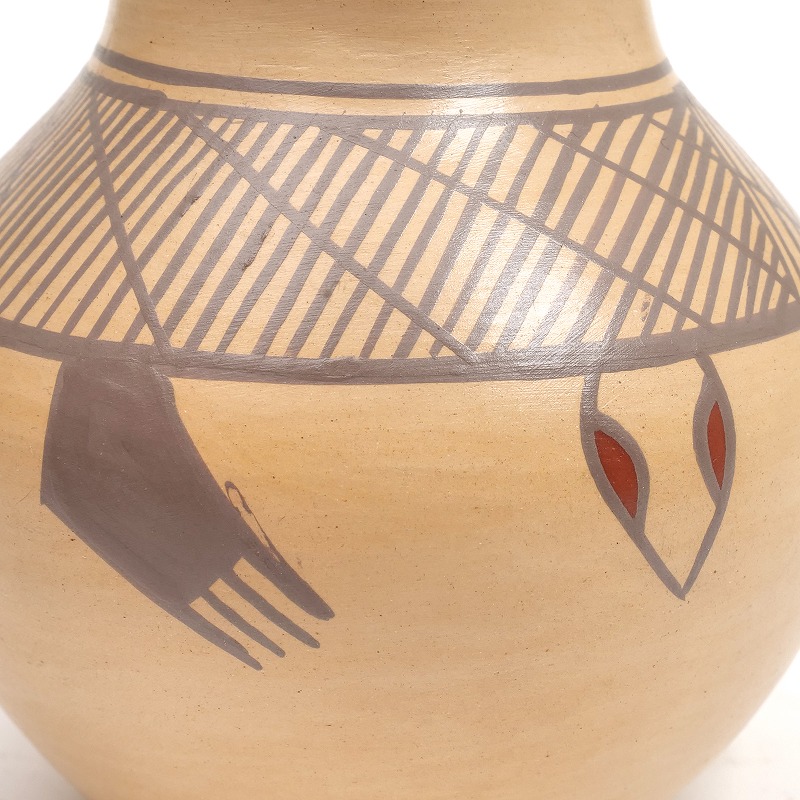 ホピ族 Carla Nampeyo作 コーンメイデン壺 ホピ族 Carla Nampeyo作 コーンメイデン壺