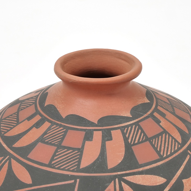 ホピ族またはアコマ族 by N.Analla 幾何学模様 赤土 壺｜マライカ公式通販