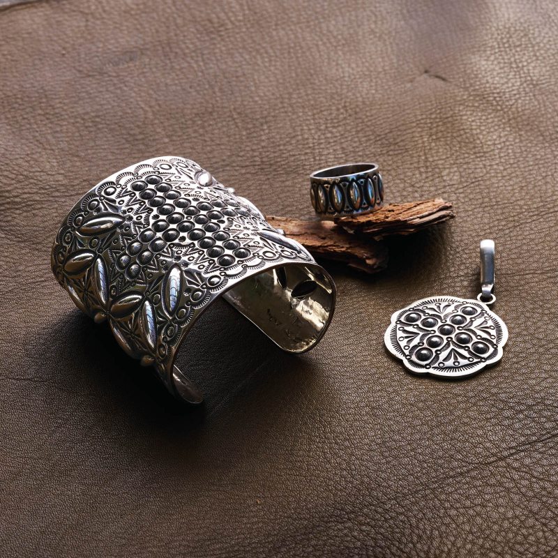 極美品　ハーマンスミス　スタンプワーク　ヘビーゲージ　バングル 良品 Herman Smith ナバホ族 バングル コーラル ハーマンスミス