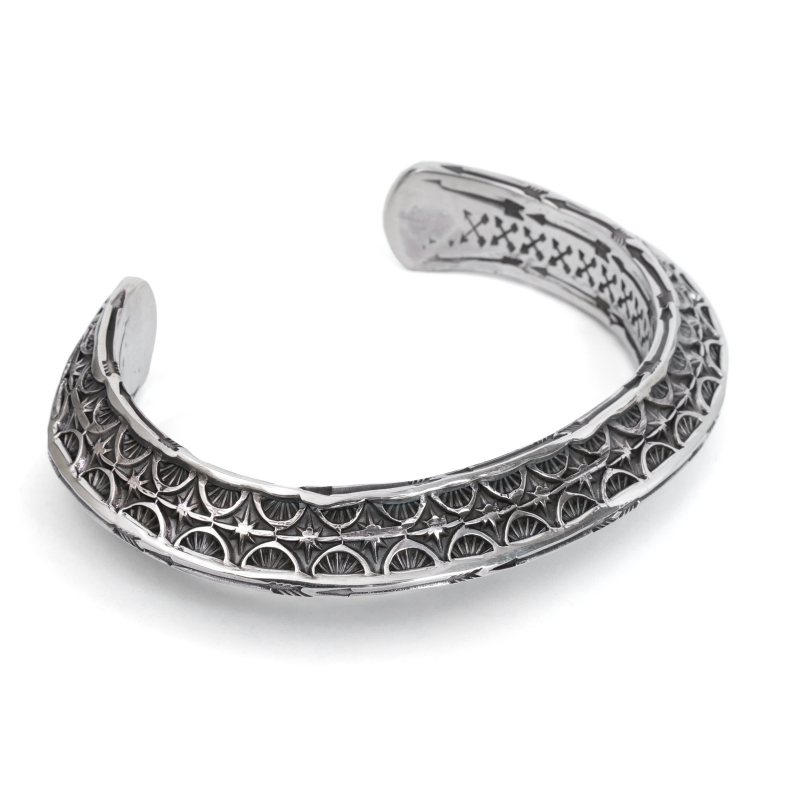 インディー/エイドリアンリーブスロング作4面スタンプトライアングルバングル インディー/エイドリアンリーブスロング作4面スタンプトライアングル