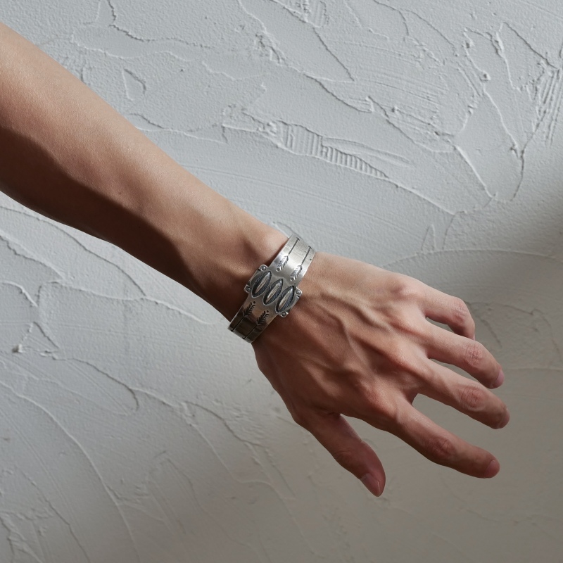 146mm ジェシーロビンズ コインシルバー バングル｜マライカ公式通販