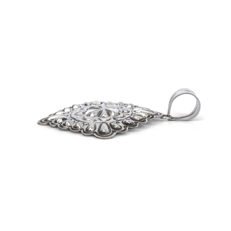 オーヴィルホワイト スタンプワーク ペンダント｜マライカ公式通販