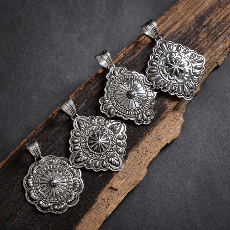 オーヴィルホワイト スタンプワーク ペンダント｜マライカ公式通販