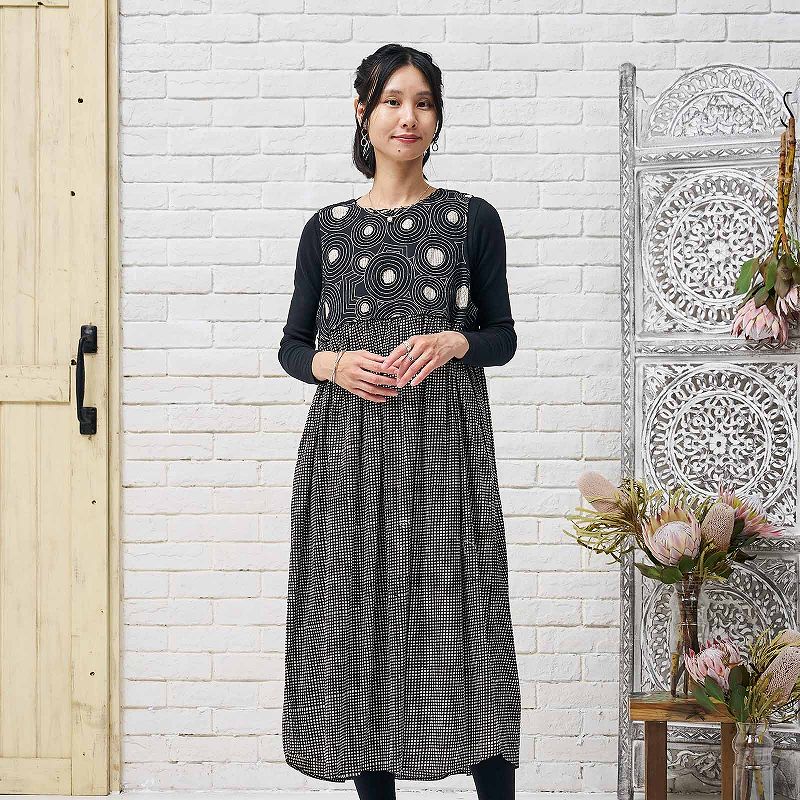 美品　トッカ シルエットを綺麗に見せるデザイン　ワンピース NEW サークルデザインが印象的なワンピースとベスト