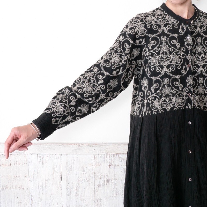 ⭐️SALE⭐️【ヴィンテージ】 刺繍 ワンピース 白 黒 オリエンタル刺繍生地前あきワンピース｜マライカ公式通販