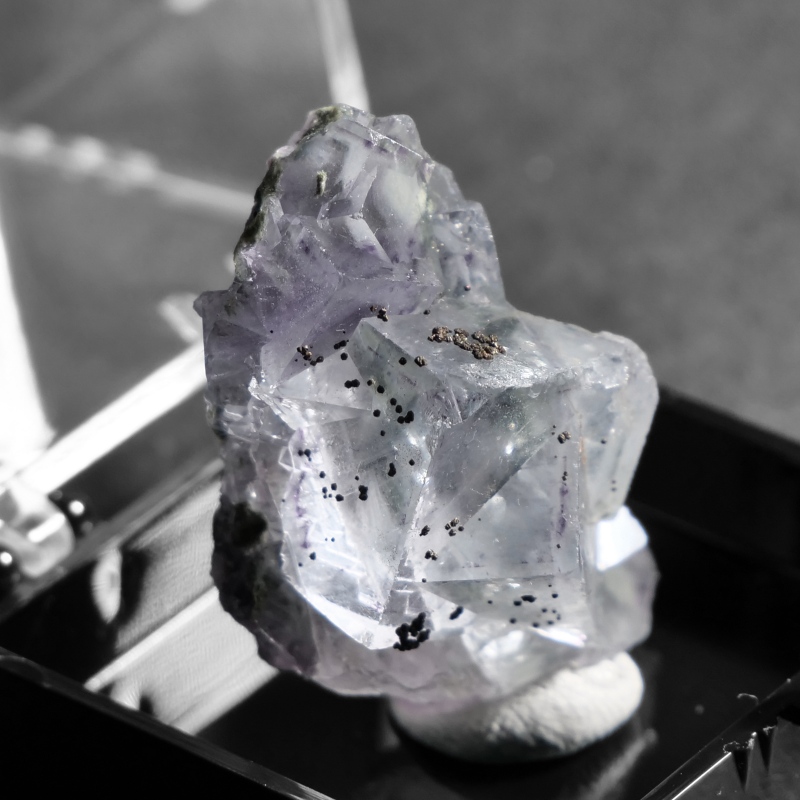 中国・湖南省ヤオガンシャン産 フローライト原石〈ケース付き