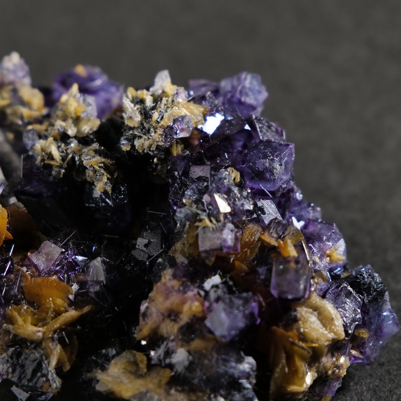 新疆ウイグル自治区産 フローライト原石｜マライカ公式通販