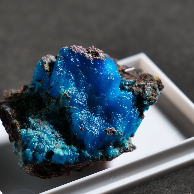 アメリカ・アリゾナ州プラネット鉱山 カルカンサイト原石〈ケース付き