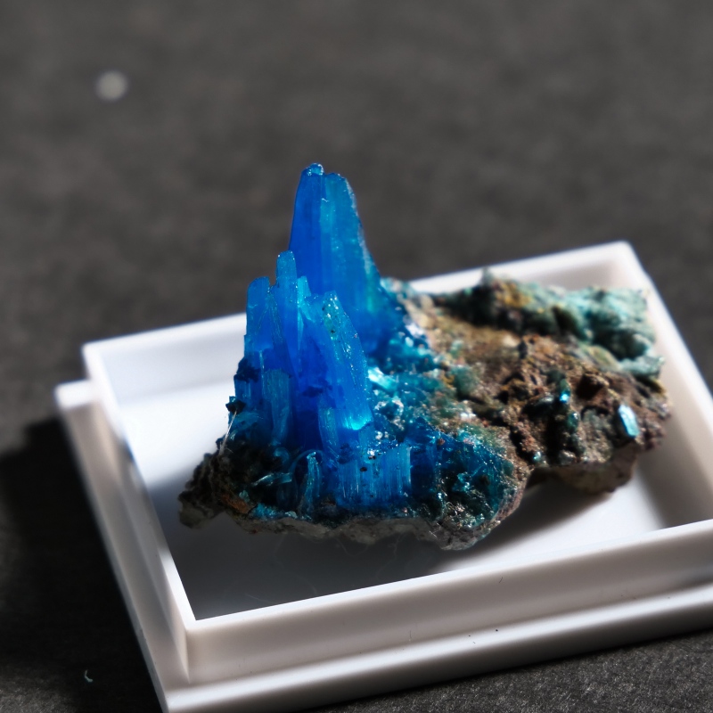 アメリカ・アリゾナ州プラネット鉱山 カルカンサイト原石〈ケース付き