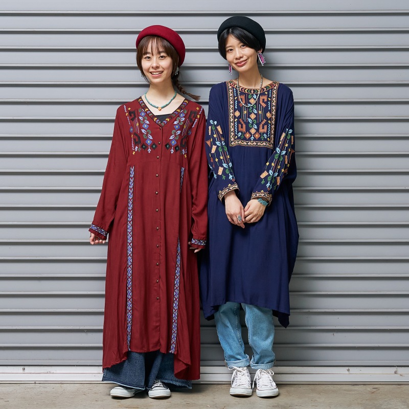 幾何学模様刺繍の長袖ワンピース NEW 東欧テイストの幾何学柄の花刺繍を施したワンピース 2種