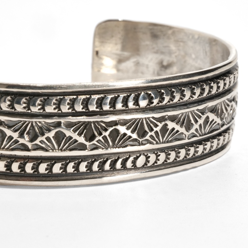 サンシャインリーブス ビームス スタンプワーク バングル 幅1.4cm サンシャインリーブス(SunshineReeves) ビズビー4面スタンプヘビー