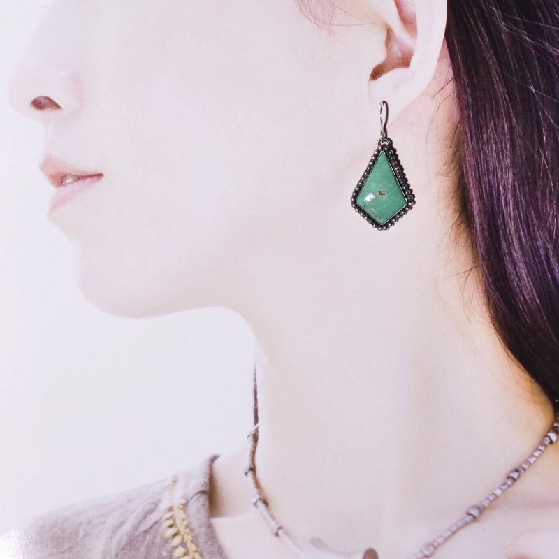 ナバホ族 キングマンターコイズ ピアス｜マライカ公式通販