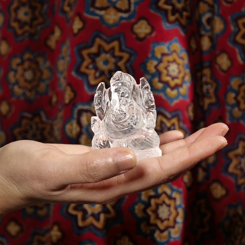 インド産 ヒマラヤ水晶ガネーシャ彫刻（虹入り）｜マライカ公式通販