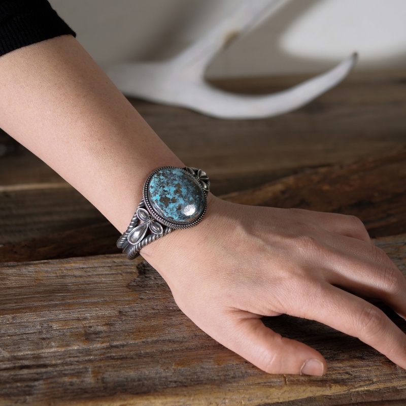 Navajo族 Steve arviso イサカピーク ターコイズ バングル 128mm スティーブアルビソ イサカピーク バングル｜マライカ公式通販